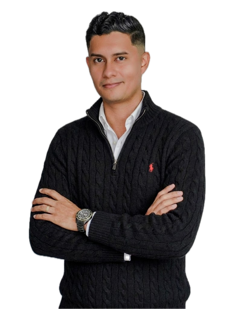 Portrait of Mau Muñoz with his arms crossed